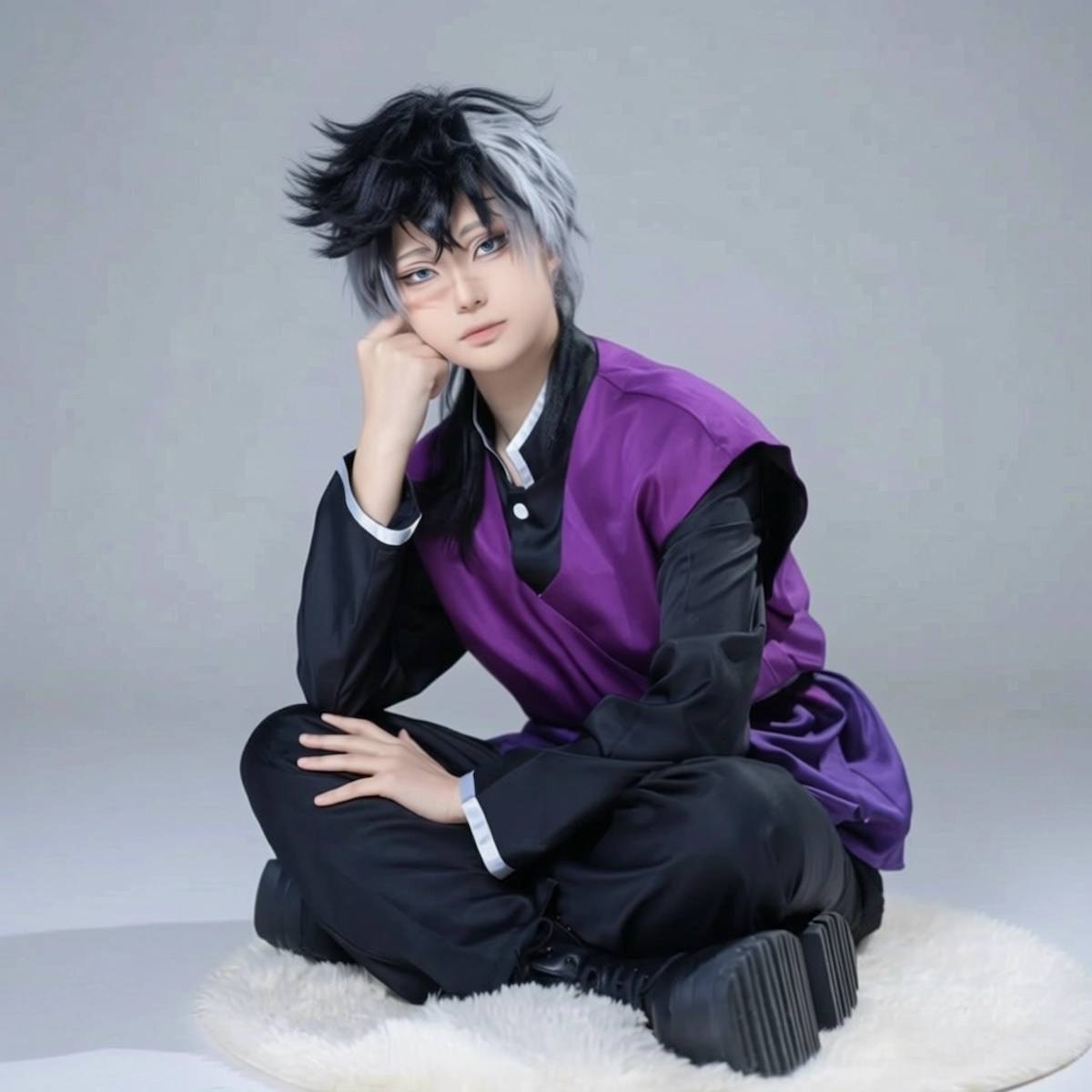 Genya Shinazugawa cosplay indoor scene Demon Slayer Kimetsu no Yaiba battle style anime costume strong character traje Genya escena interior