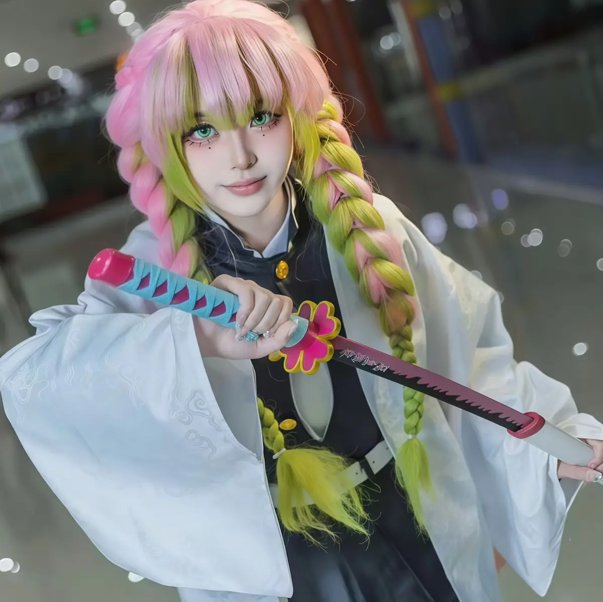 Mitsuri Kanroji cosplay costume indoor photoshoot Demon Slayer Kimetsu no Yaiba Love Hashira cosplay cosplay Mitsuri Kanroji sesión interior Kimetsu no Yaiba disfraz anime