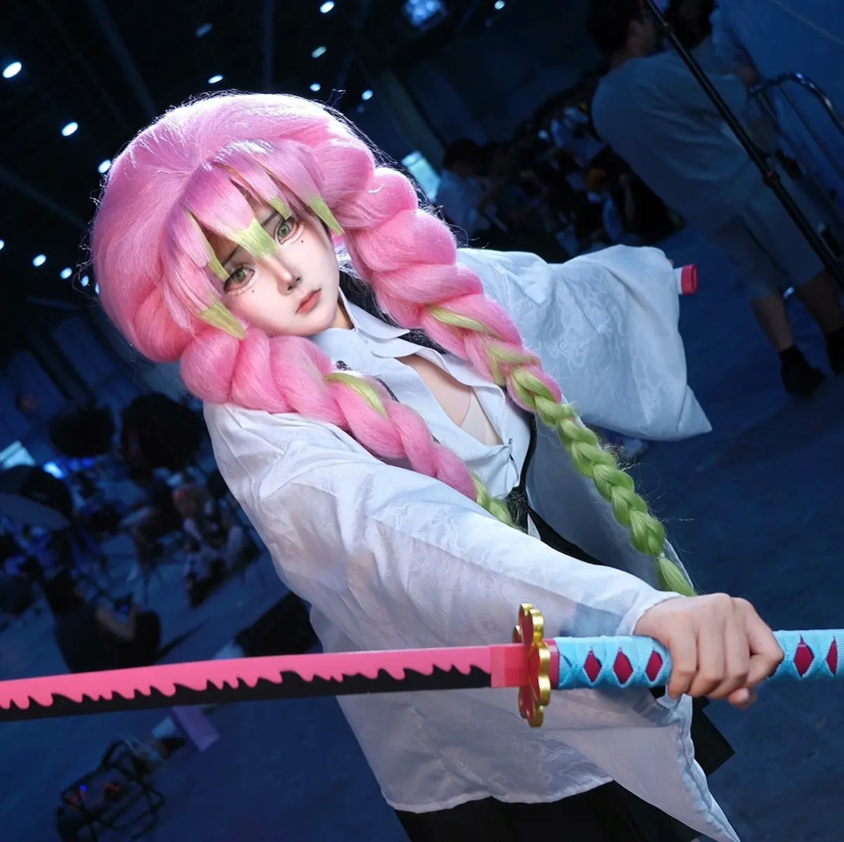 Mitsuri Kanroji cosplay costume outdoor photoshoot Demon Slayer Kimetsu no Yaiba Love Hashira outfit cosplay Mitsuri Kanroji exterior sesión fotos Kimetsu no Yaiba