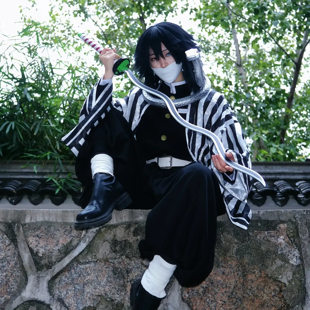 Obanai Iguro cosplay outdoor photoshoot Demon Slayer kimetsu no yaiba serpent hashira traje exterior anime cosplay