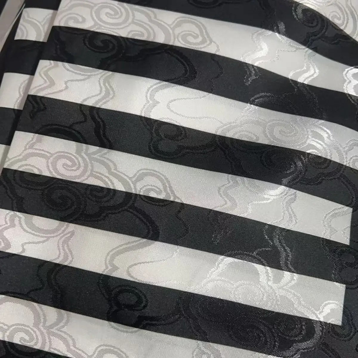 Obanai Iguro cosplay woven texture detail Demon Slayer kimetsu no yaiba subtle pattern fabric serpent hashira traje textura anime