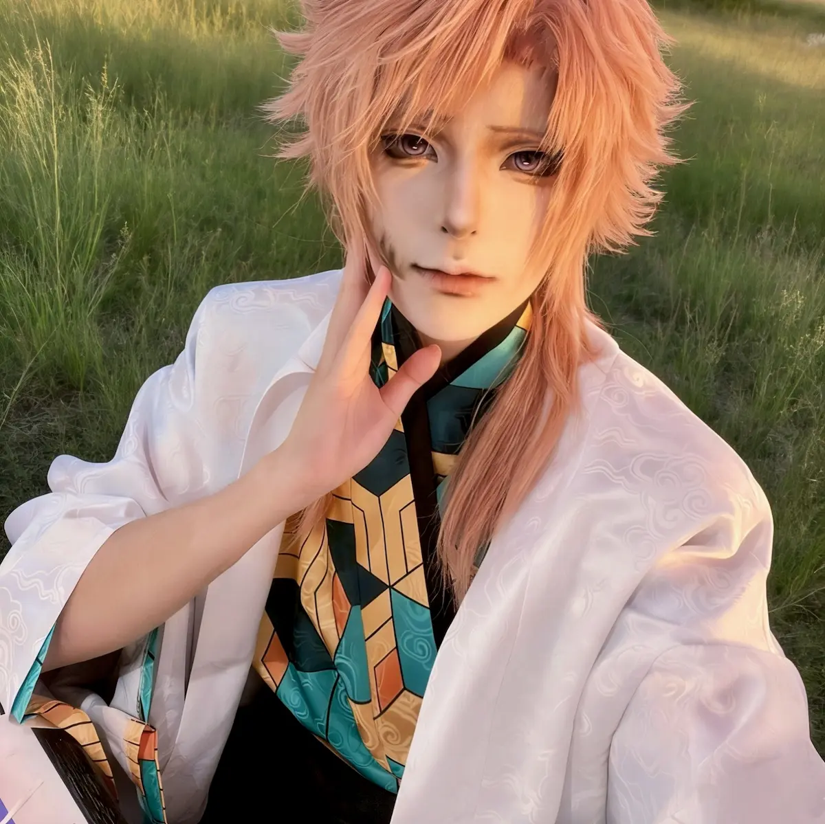 Sabito cosplay costume outdoor photoshoot Demon Slayer Kimetsu no Yaiba anime cosplay Sabito exterior sesión fotos Kimetsu no Yaiba