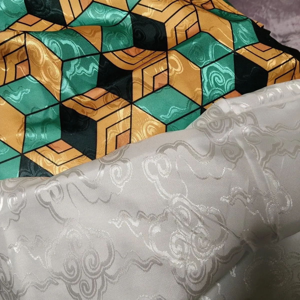 woven texture detail on Sabito cosplay costume fabric Demon Slayer Kimetsu no Yaiba jacquard pattern detalle de textura tejida en traje cosplay Sabito patrón jacquard Kimetsu no Yaiba