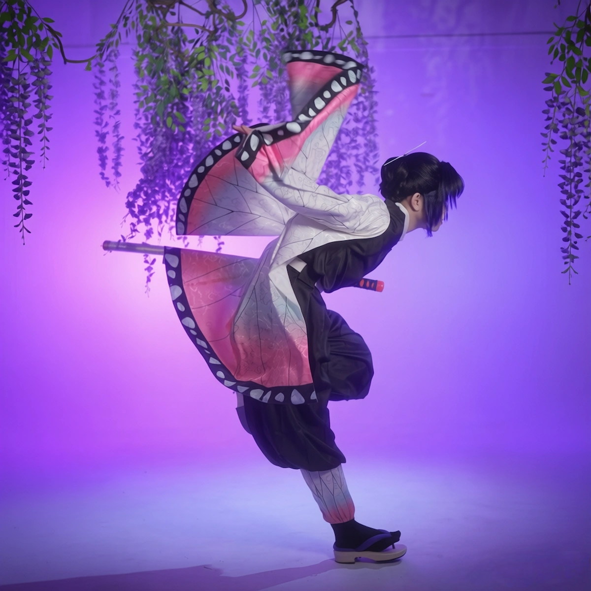 Shinobu Kocho cosplay scene photo Demon Slayer Kimetsu no Yaiba butterfly hashira costume anime cosplay photoshoot