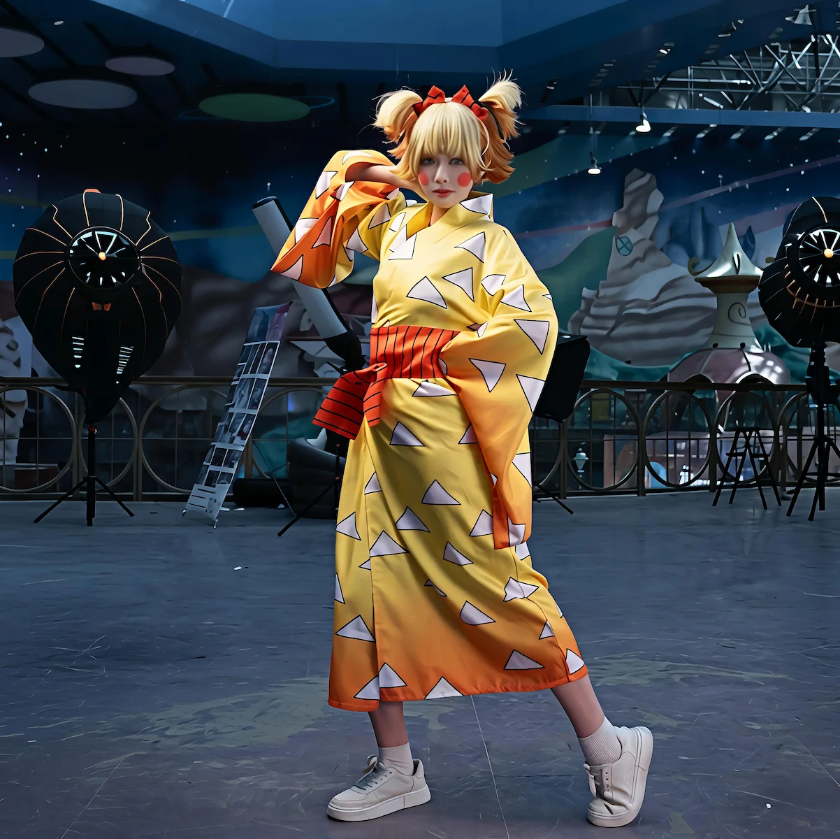 Zenitsu Agatsuma oiran cosplay cinematic scene Demon Slayer Kimetsu no Yaiba anime costume dramatic traje Zenitsu escena