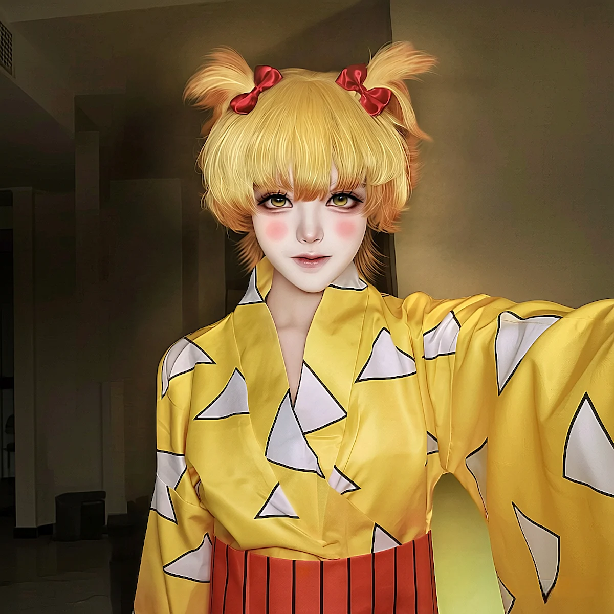 Zenitsu Agatsuma oiran cosplay indoor scene Demon Slayer Kimetsu no Yaiba cute anime crossplay costume escena interior Zenitsu